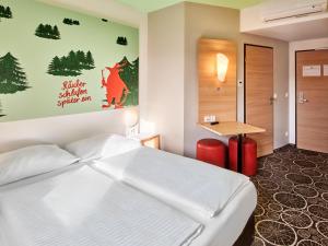 Tempat tidur dalam kamar di B&B Hotel Aschaffenburg