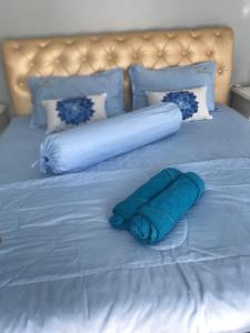 Postel nebo postele na pokoji v ubytování Askim Villa Tanjung Jara