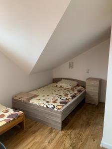 um quarto com 2 camas num sótão em APARTAMENTY OLIWIA Łeba Bałtycka em Leba