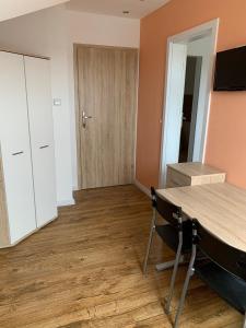 um quarto vazio com uma mesa e uma porta em APARTAMENTY OLIWIA Łeba Bałtycka em Leba