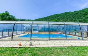 una piscina dentro de un invernadero de cristal en Lestrebaldie, grande piscine, en Centrès