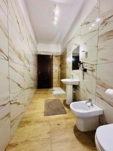 bagno con lavandino e servizi igienici di La Via del Mare a Torre del Greco