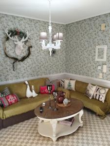 uma sala de estar com um sofá e uma mesa em 22 La Maisonette em Karpenision