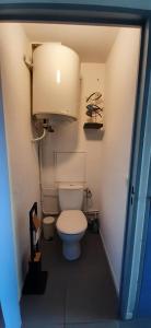a bathroom with a toilet in a small room at 20 m2 de terrasse face à la mer à Canet en Roussillon in Canet-en-Roussillon +10 photos