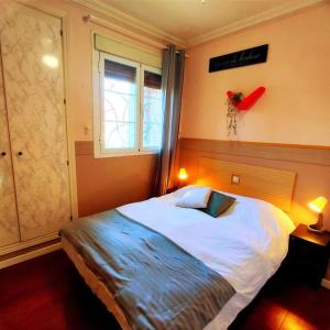 A bed or beds in a room at Casa grande 14 personas Getafe Madrid