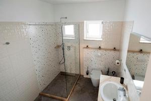 een badkamer met douche, wastafel en toilet bij Park Residence 2 in Sighetu Marmaţiei +6 foto's