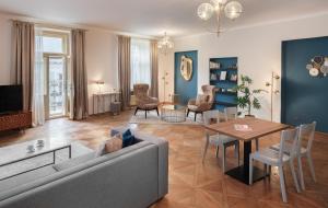 布拉格的住宿－Golden Angel Suites by Adrez，客厅配有沙发和桌子