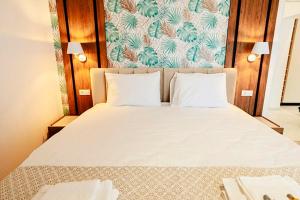 錫蓋圖馬爾馬切伊的住宿－Park Residence 2，一张带两个枕头的大白色床