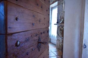 Una puerta de madera en una habitación con ventana en Maison de caractère à Castella - Clévacances 3 clés, en Castella