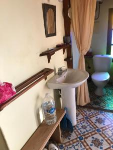 łazienka z umywalką i toaletą w obiekcie studio bab guissa w mieście Fès al Bali