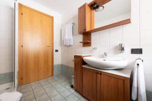 uma casa de banho com um lavatório e um WC em Chalet Ginepro em Santa Caterina di Valfurva
