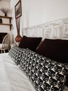 Een bed of bedden in een kamer bij Dhara Apartamento Estudio