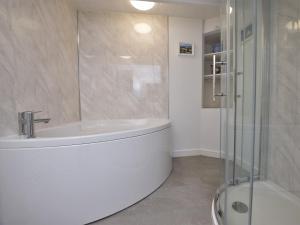 Bilik mandi di 2 Bed in Polruan PC023