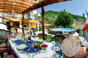 a table and chairs with a table and a pool at Casa Di Renzo in Lanciole