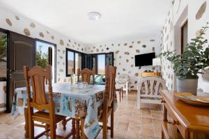 - une salle à manger avec une table et des chaises dans l'établissement Casa la solapa, à Pájara