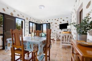 a dining room with a table and chairs at Casa la solapa in Pájara