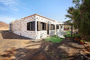 a house in the middle of a desert at Casa la solapa in Pájara