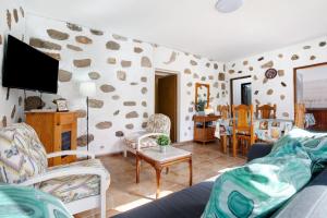 a living room with a couch and a tv at Casa la solapa in Pájara