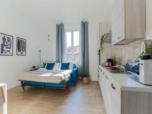 - une cuisine avec un canapé bleu dans une chambre dans l'établissement The Best Rent - Spacious two bedrooms apartment in Porta Romana, à Milan
