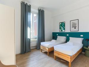 - une chambre avec 2 lits et une fenêtre dans l'établissement The Best Rent - Spacious two bedrooms apartment in Porta Romana, à Milan