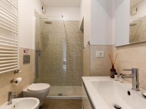 La salle de bains est pourvue de toilettes, d'un lavabo et d'une douche. dans l'établissement The Best Rent - Spacious two bedrooms apartment in Porta Romana, à Milan