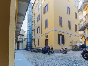 um grupo de motociclos estacionados ao lado de um edifício em The Best Rent - Spacious two bedrooms apartment in Porta Romana em Milão