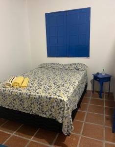 1 dormitorio con 1 cama y armario azul en Céu azul, en Vera Cruz de Itaparica