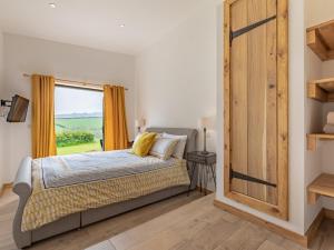 a bedroom with a bed and a window at 6 Bed in Cadeleigh 66780 in Cadeleigh