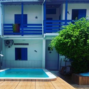 uma piscina em frente a um edifício em Céu azul em Vera Cruz de Itaparica