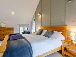 1 dormitorio con 1 cama blanca grande con almohadas azules en 3 Bed in Ashreigney 65742 en Ashreigney