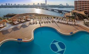 una vista aérea de una piscina en un complejo en InterContinental Cairo Semiramis, an IHG Hotel en El Cairo