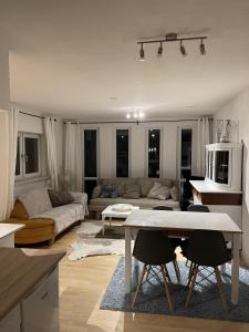 ein Wohnzimmer mit einem Sofa und einem Tisch in der Unterkunft Oberneulander Gästehaus in Bremen