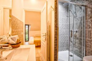 uma casa de banho com um chuveiro e um lavatório. em Nid douillet à 30 mètres de la grande plage de Houlgate - RESIDENCE LA VAGUE - em Houlgate