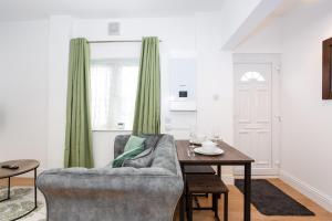 een woonkamer met een stoel en een tafel bij Westminster Suites by Sorted Stay in Southend-on-Sea