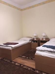 Ένα ή περισσότερα κρεβάτια σε δωμάτιο στο Ádám Tanya Fogadó