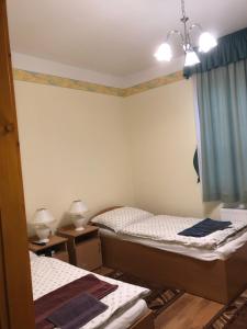 Postel nebo postele na pokoji v ubytování Ádám Tanya Fogadó