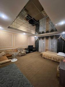 duży pokój z 2 łóżkami i pianinem w obiekcie Vodnik Hotel w mieście Semej