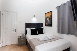 1 dormitorio con 2 camas y TV. en Westminster Suites by Sorted Stay en Southend-on-Sea