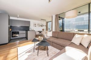 Kuchyňa alebo kuchynka v ubytovaní Modern Apartment with Panoramic View + 20 fotografií