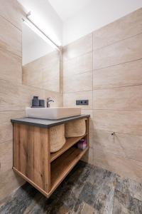 uma casa de banho com um lavatório e um espelho em Modern Apartment with Panoramic View em Neukirchen am Grossvenediger