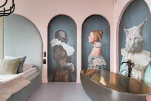 a room with a tub and a girl and a bed at Deo Plaza Basen & Sauna by Grand Apartments in Gdańsk