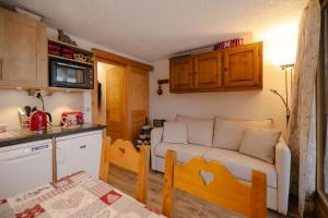 salon z kanapą w kuchni w obiekcie Les Alpages 73 - Les Saisies w mieście Les Saisies