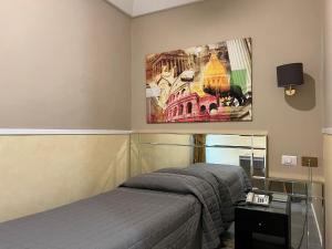 1 dormitorio con 1 cama y una pintura en la pared en Hotel Garda en Roma