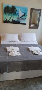 una camera da letto con un letto e asciugamani di Hotel Veleiro de Porto a Porto De Galinhas