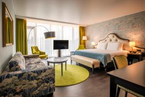 Habitación de hotel con cama y sofá en Thon Hotel Bristol Stephanie en Bruselas