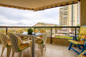 d'un balcon avec une table et des chaises et une vue. dans l'établissement ESPACIO 3 - Primera Línea de Playa, à Cullera