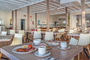 una mesa con platos de comida encima en Hotel Siroco - Adults Only, en Costa Teguise