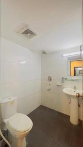 biała łazienka z toaletą i umywalką w obiekcie Hotel Fountain Luxury In Comfort w mieście Dhaka