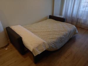 a small bed in a bedroom with a wooden floor at El Ritual Apartamento in Tudela