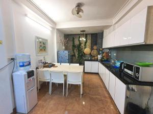 Kuchyň nebo kuchyňský kout v ubytování Top Location 3-4-5 Bedrooms House in Centre of Ha Noi - Clean, Cozy and Private - THE TOURNESOL